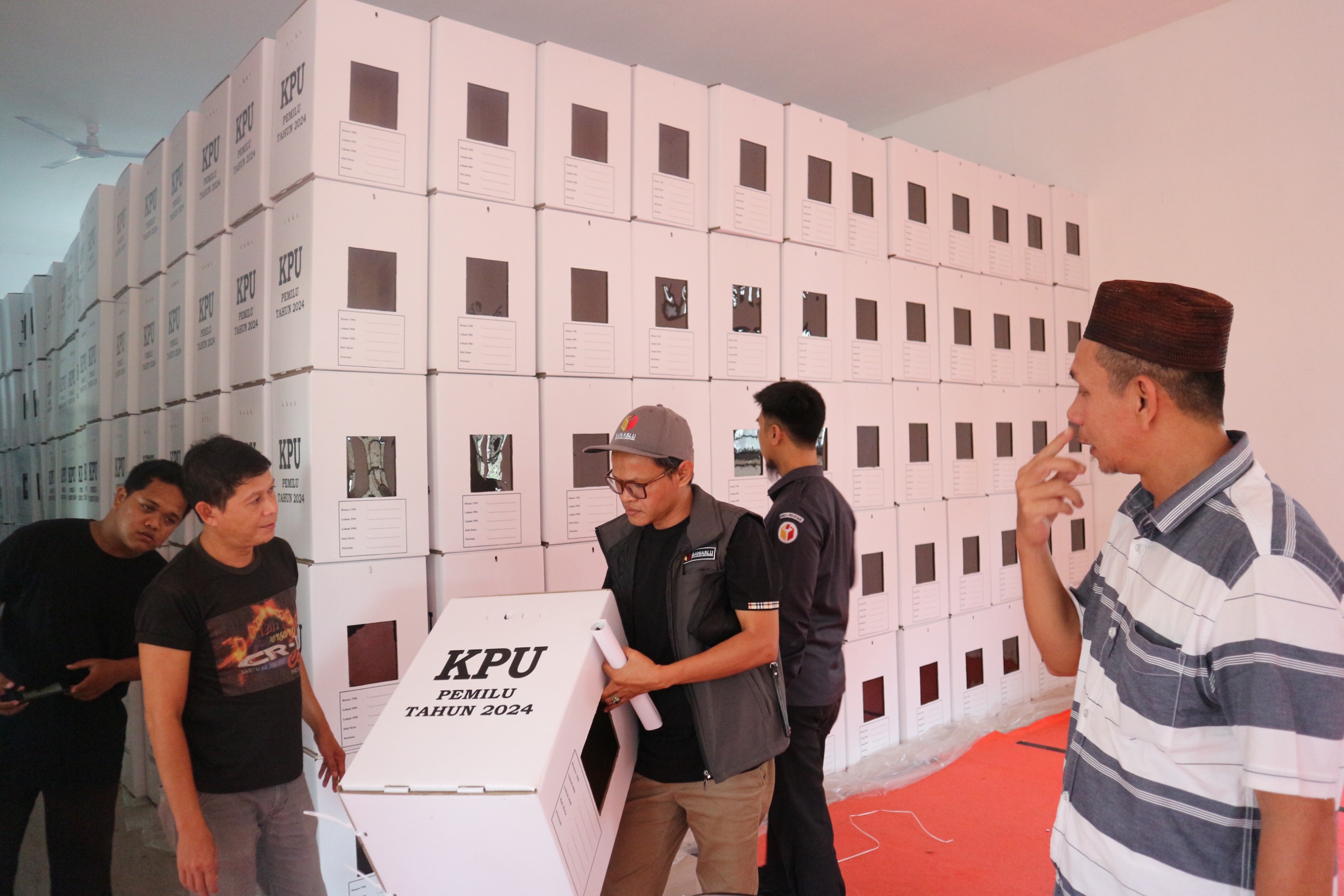 Pastikan Logistik Pemilu di Kabupaten Bangka Selatan Aman, Bawaslu Babel Montoring ke KPU Basel