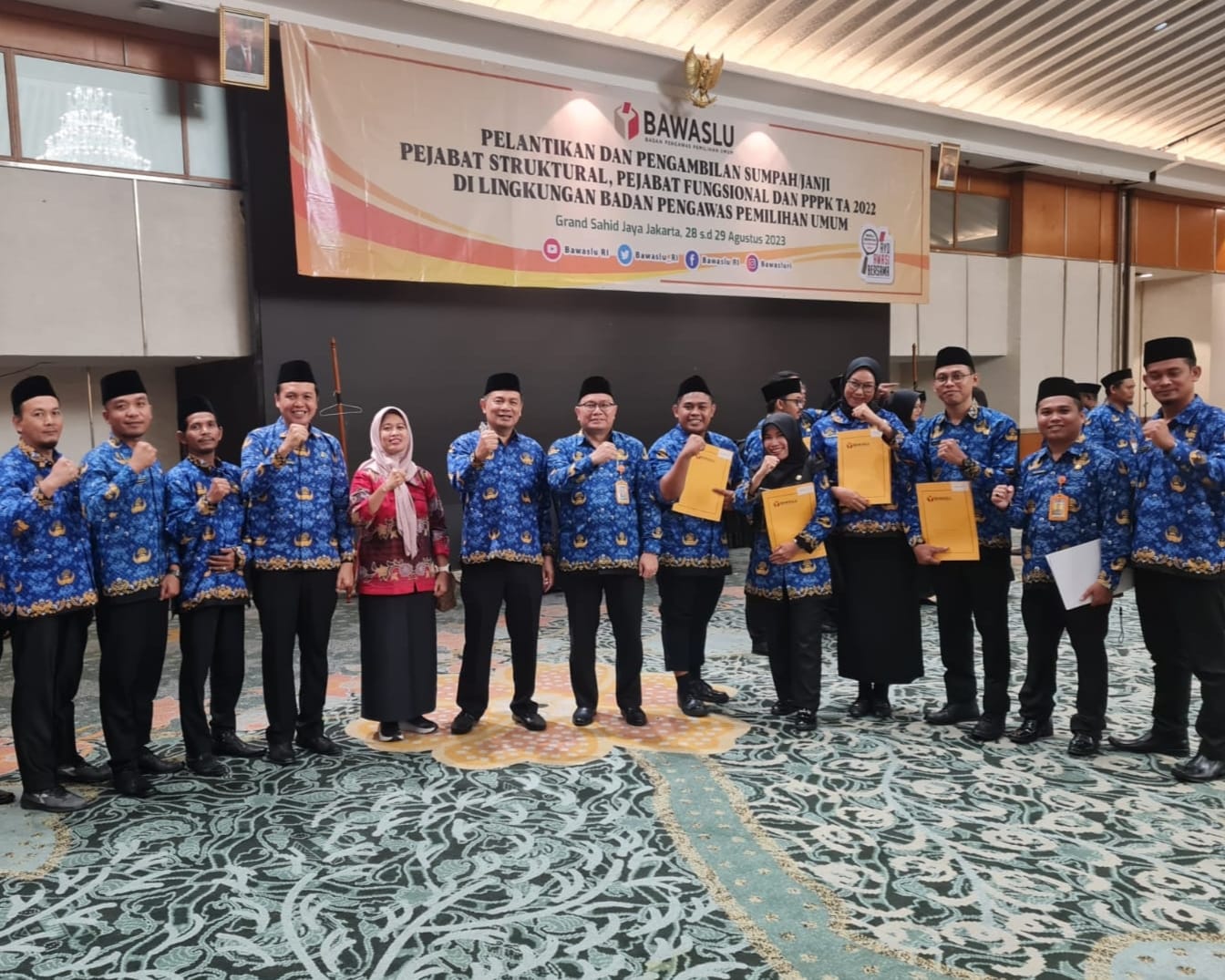 12 Orang ASN Bawaslu di Babel Resmi Dilantik, Pimpinan Ucapkan Selamat Bertugas