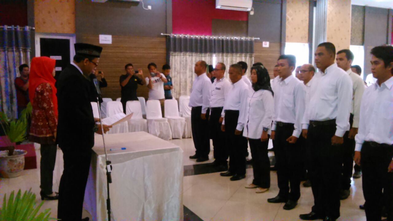 KETUA PANWASLU KABUPATEN BANGKA MELANTIK PANWASCAM SE-KABUPATEN BANGKA