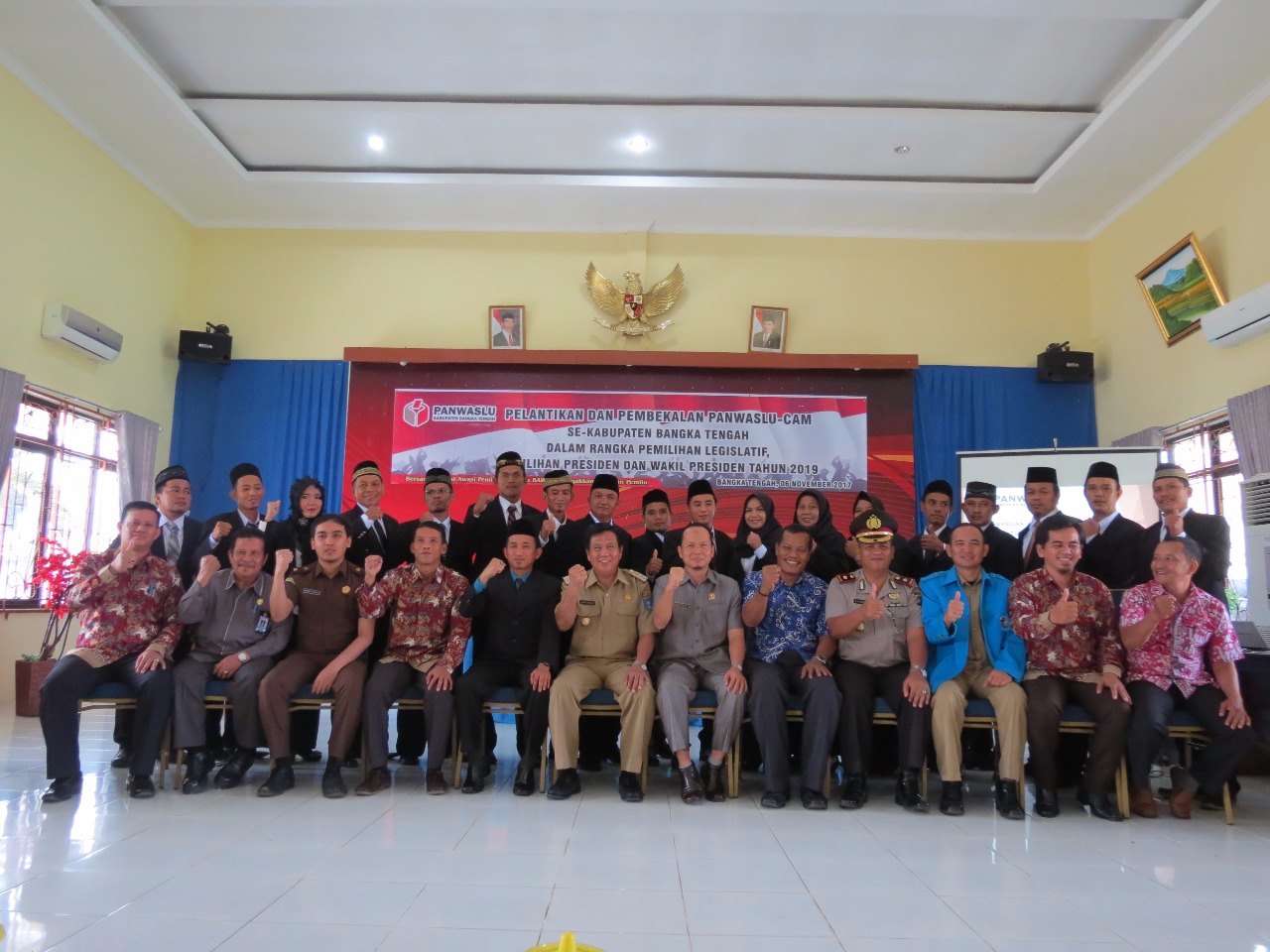 PANWASLU BANGKA TENGAH LANTIK PANWASCAM SE-KABUPATEN BANGKA TENGAH