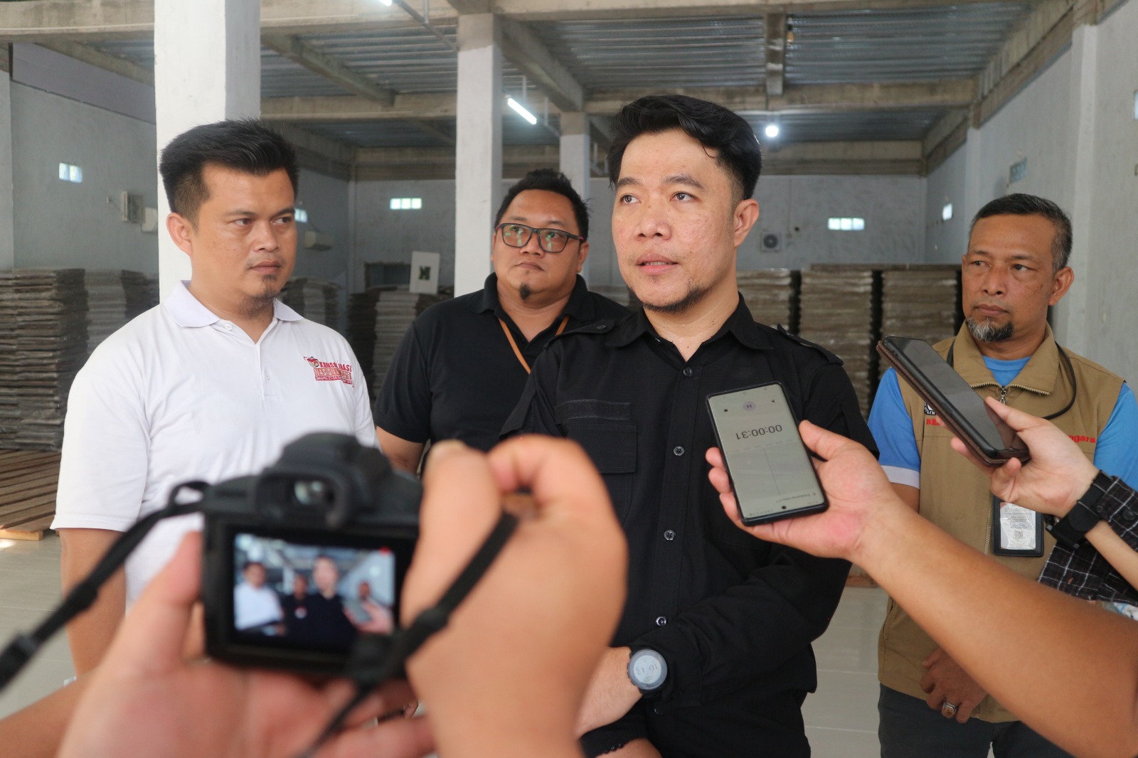 Tinjau Gudang Logistik KPU Belitung, Bawaslu Babel Uji Langsung Ketahanan Kotak Suara Pemilu 2024