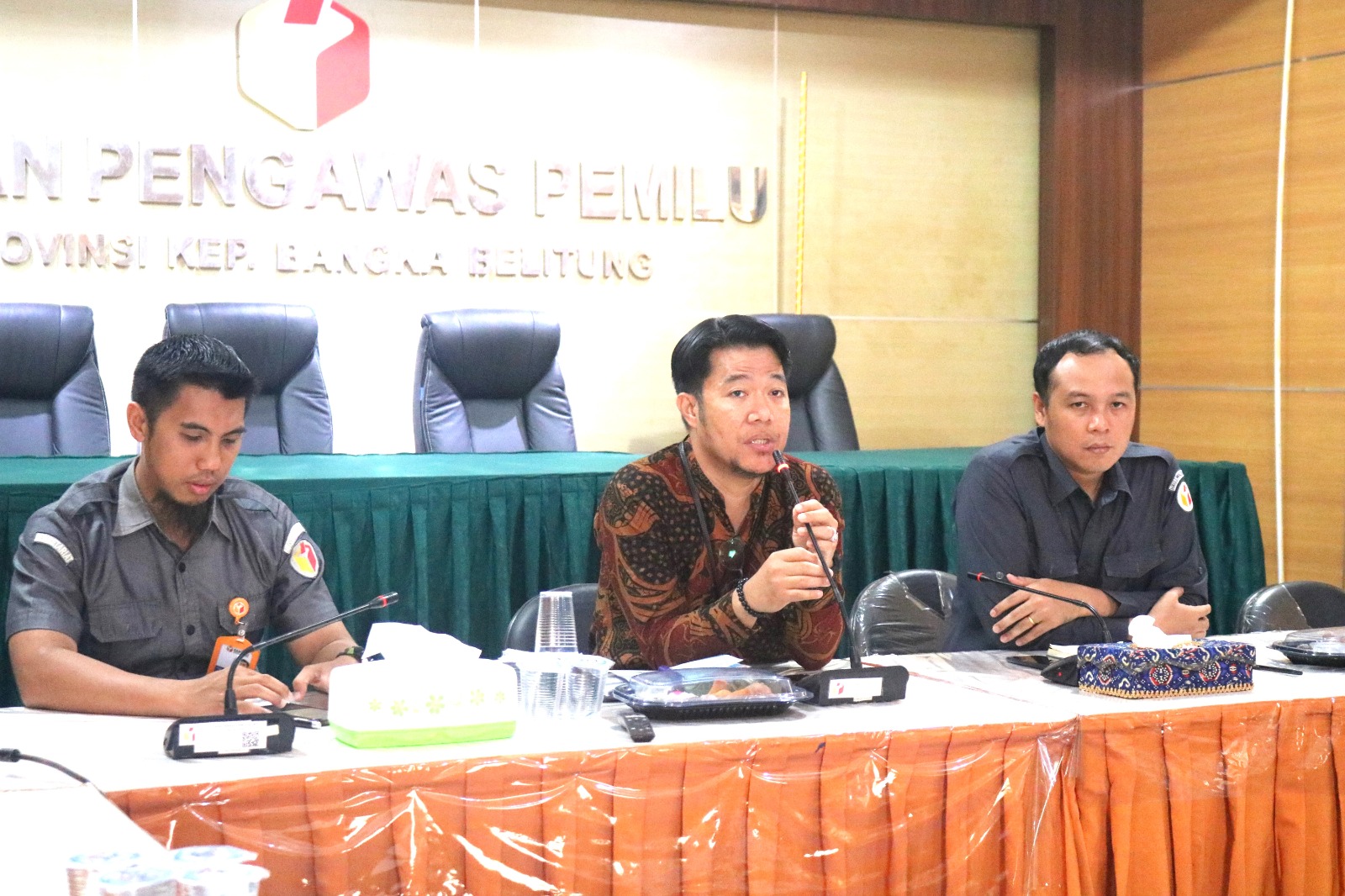 Ketua Bawaslu Babel Sampaikan Peran Penyelenggara Pemilu kepada Siswa-Siswi SMK Negeri 1 Simpangkatis