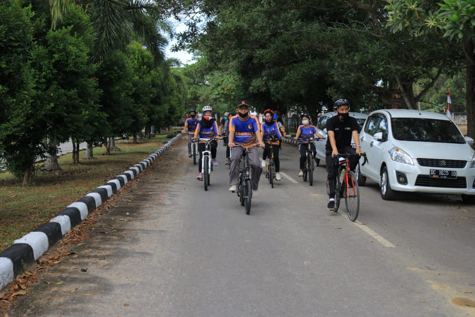 Bawaslu Babel Ajak Masyarakat Awasi Pemilu Dengan Launching Jaringan Keluarga Bersepeda