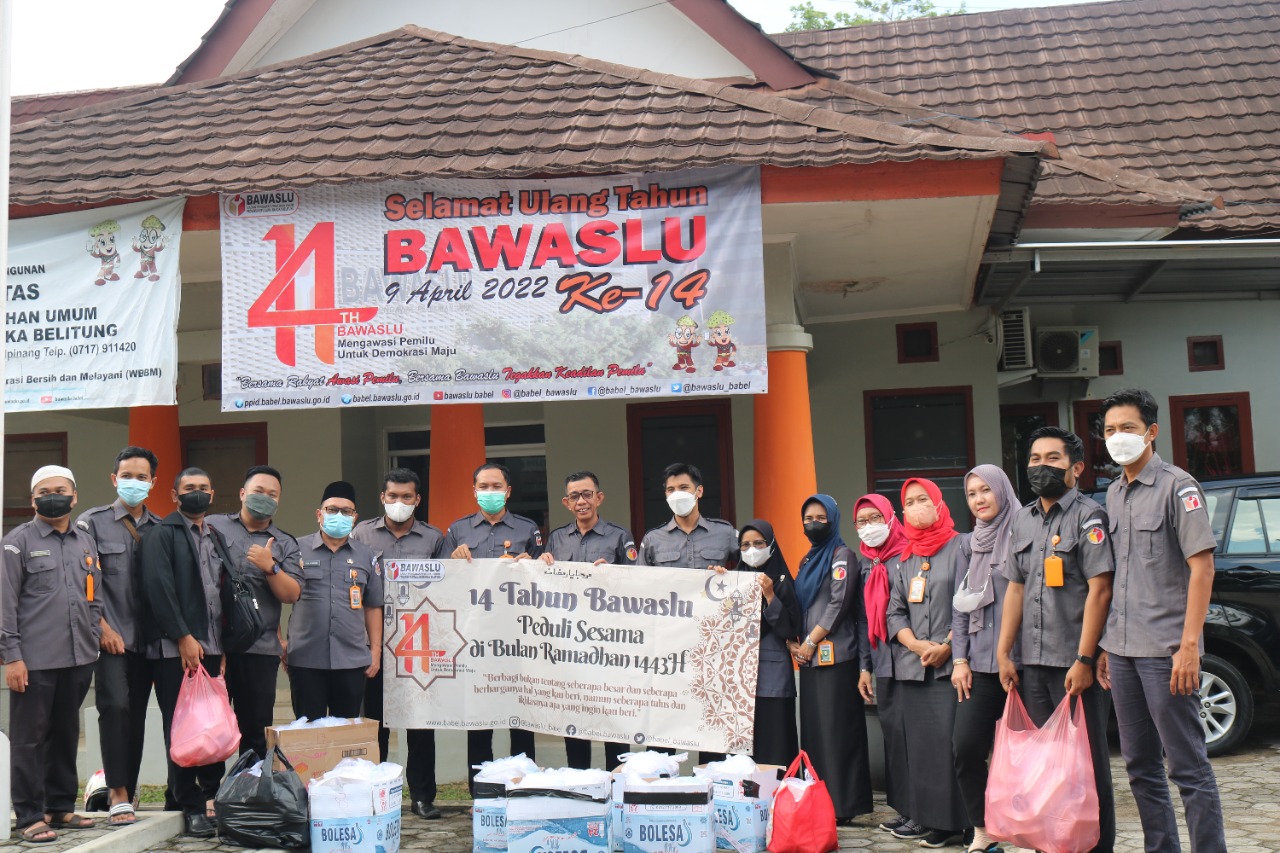 Bawaslu Babel Bagikan Ratusan Paket Menu Buka Puasa Kepada Kaum Dhuafa