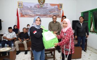 Bawaslu Serahkan Sejumlah Bantuan kepada Korban Bencana Alam Cianjur