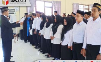 PANWASLU KECAMATAN SE-BABEL SERENTAK LANTIK PENGAWAS TPS