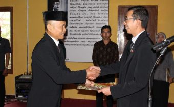 BAWASLU LANTIK SUMARNO SEBAGAI ANGGOTA PAW PANWASLU BANGKA