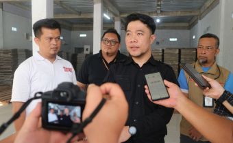 Tinjau Gudang Logistik KPU Belitung, Bawaslu Babel Uji Langsung Ketahanan Kotak Suara Pemilu 2024