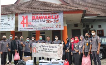 Bawaslu Babel Bagikan Ratusan Paket Menu Buka Puasa Kepada Kaum Dhuafa